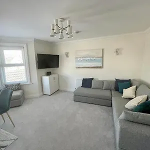 exquisite-apartment-stone-throw-from-the-beach.bournemouth-hotels.org/