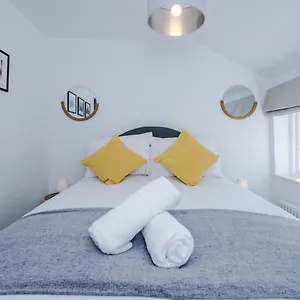 Holiday home Stylish With Canal Views, Chester